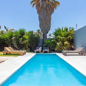 https://bloubergstrandlodge.hotels-capetown.com
